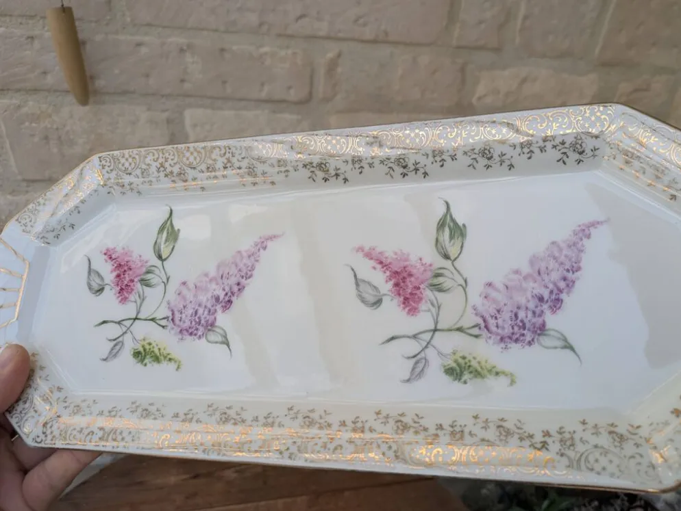 Plat à gâteau cake en porcelaine émail de Limoges LF décor fleurs de lilas