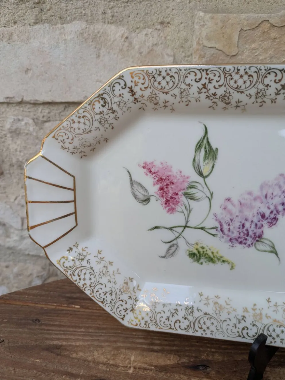 Plat à gâteau cake en porcelaine émail de Limoges LF décor fleurs de lilas