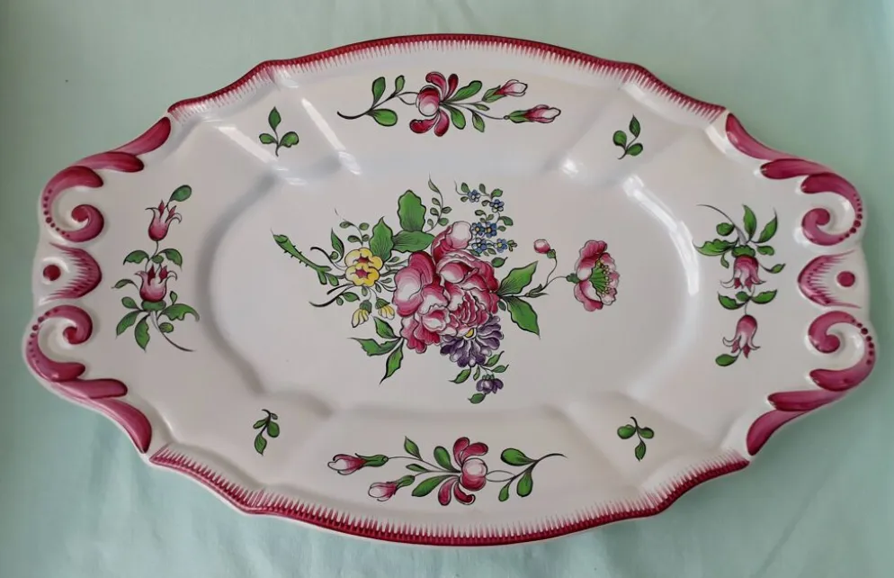 Plat ovale en faïence style Lunéville