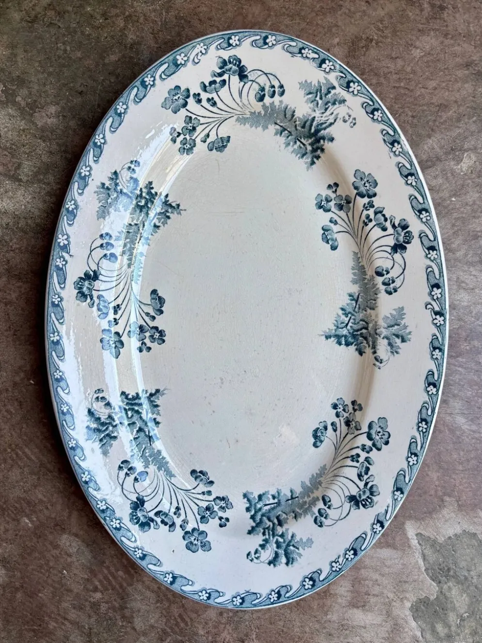 Plat ovale Longwy en terre de fer bleue, service "Chartres"