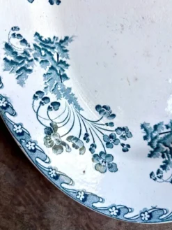Plat ovale Longwy en terre de fer bleue, service "Chartres"