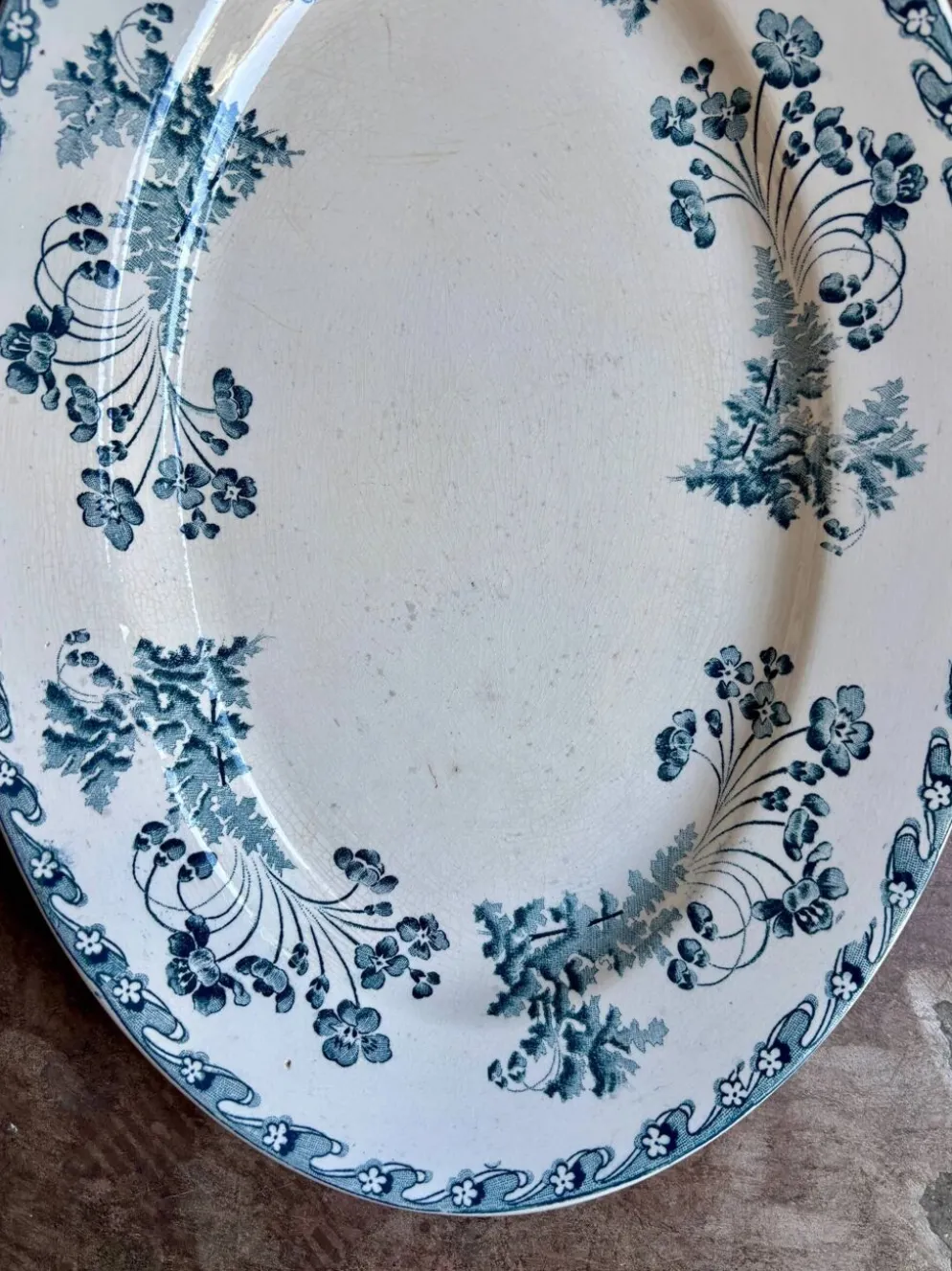 Plat ovale Longwy en terre de fer bleue, service "Chartres"