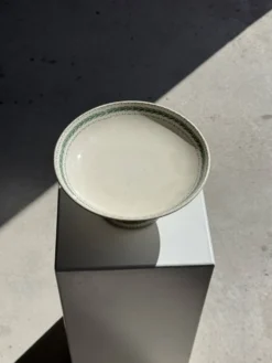 Plat à piédouche en faïence frises végétales vertes H12 D24