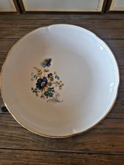 Plat rond creux Moulin des Loups Volubilis, fleurs bleues et dorure