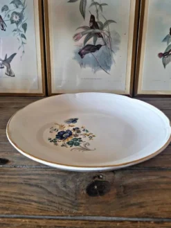 Plat rond creux Moulin des Loups Volubilis, fleurs bleues et dorure