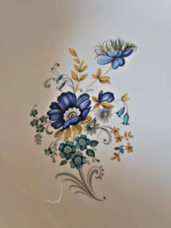 Plat rond creux Moulin des Loups Volubilis, fleurs bleues et dorure