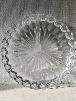 Plat rond en cristal à facettes