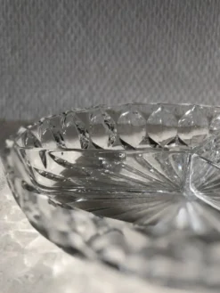 Plat rond en cristal à facettes