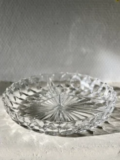 Plat rond en cristal à facettes