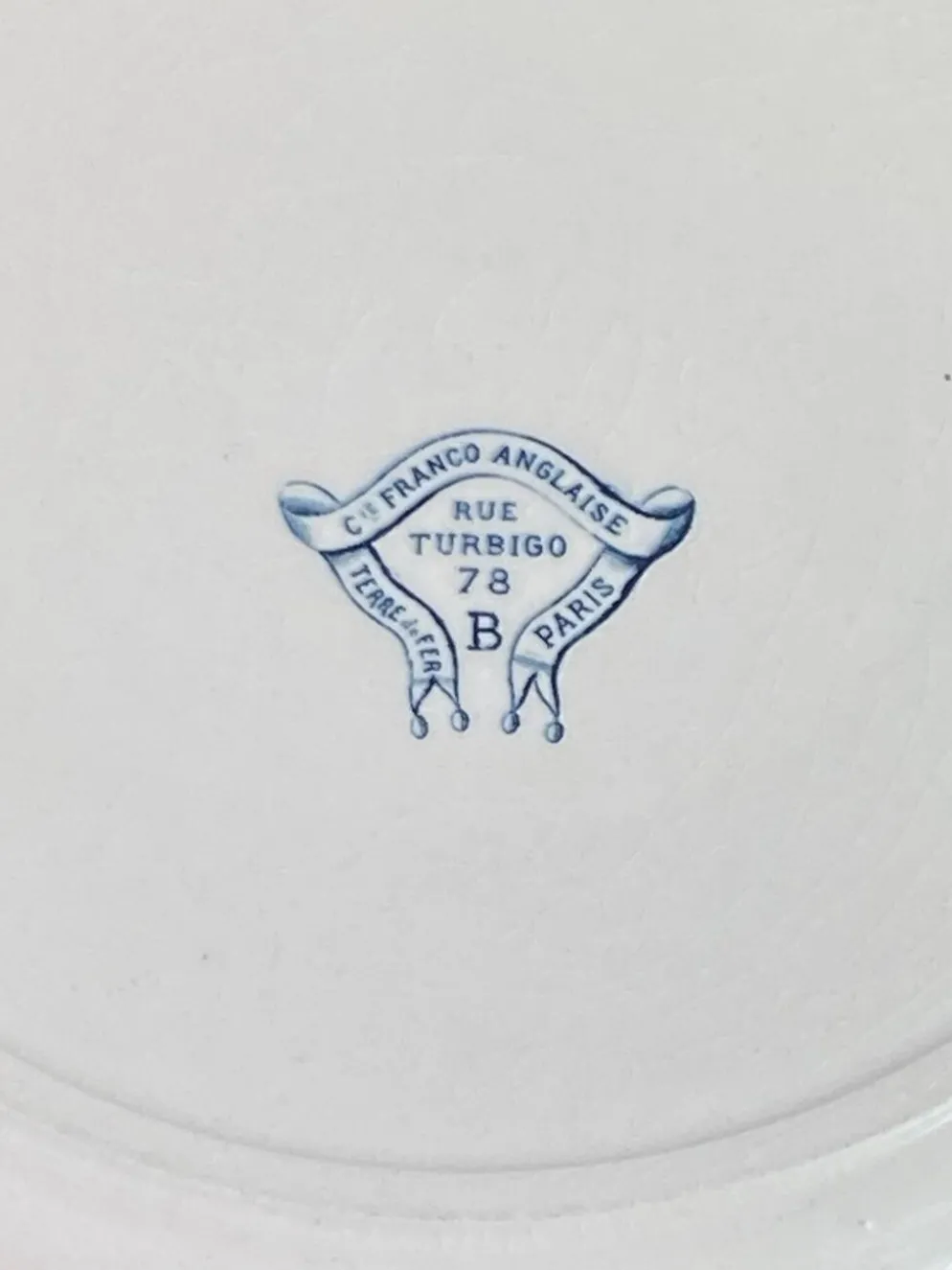 Plat rond en terre de fer