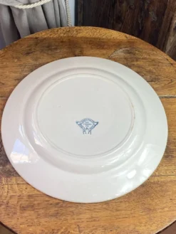 Plat rond en terre de fer