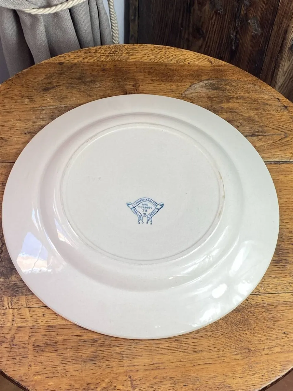 Plat rond en terre de fer