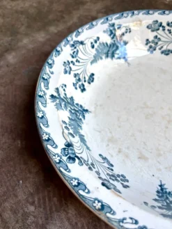 Plat rond et creux Longwy en terre de fer bleue, service "Chartres"