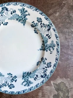 Plat rond Longwy en terre de fer bleue, service "Chartres"