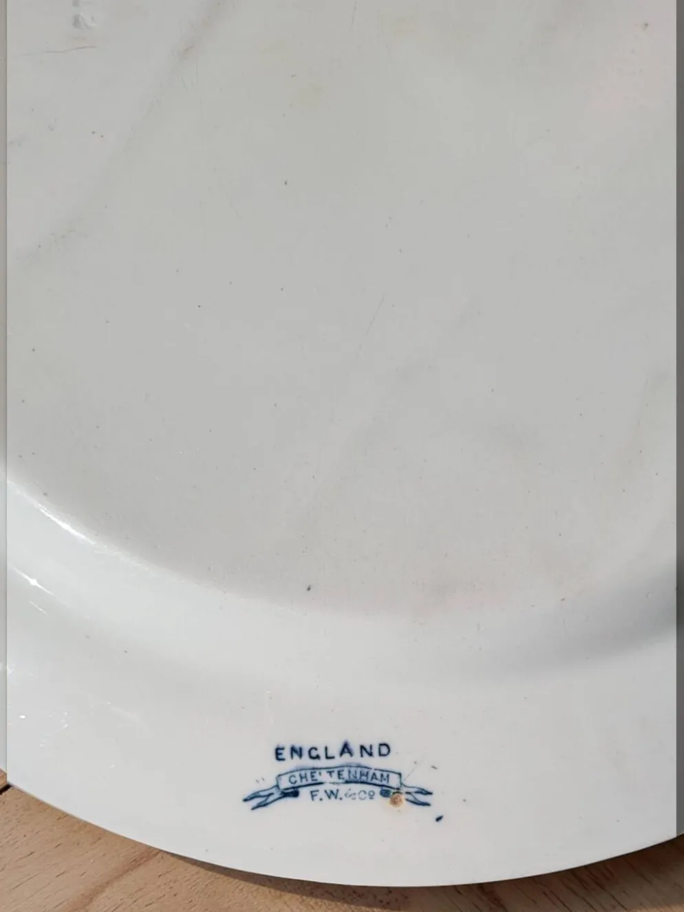 Plat rond semi creux en faïence anglaise "Cheltenham" — F. Winkle & Co