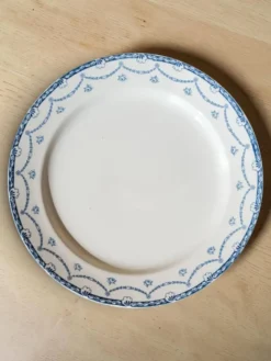 Plat rond semi creux en faïence anglaise