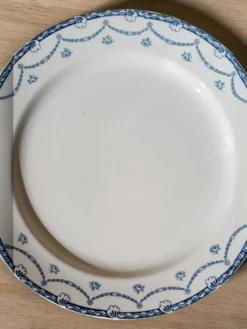 Plat rond semi creux en faïence anglaise