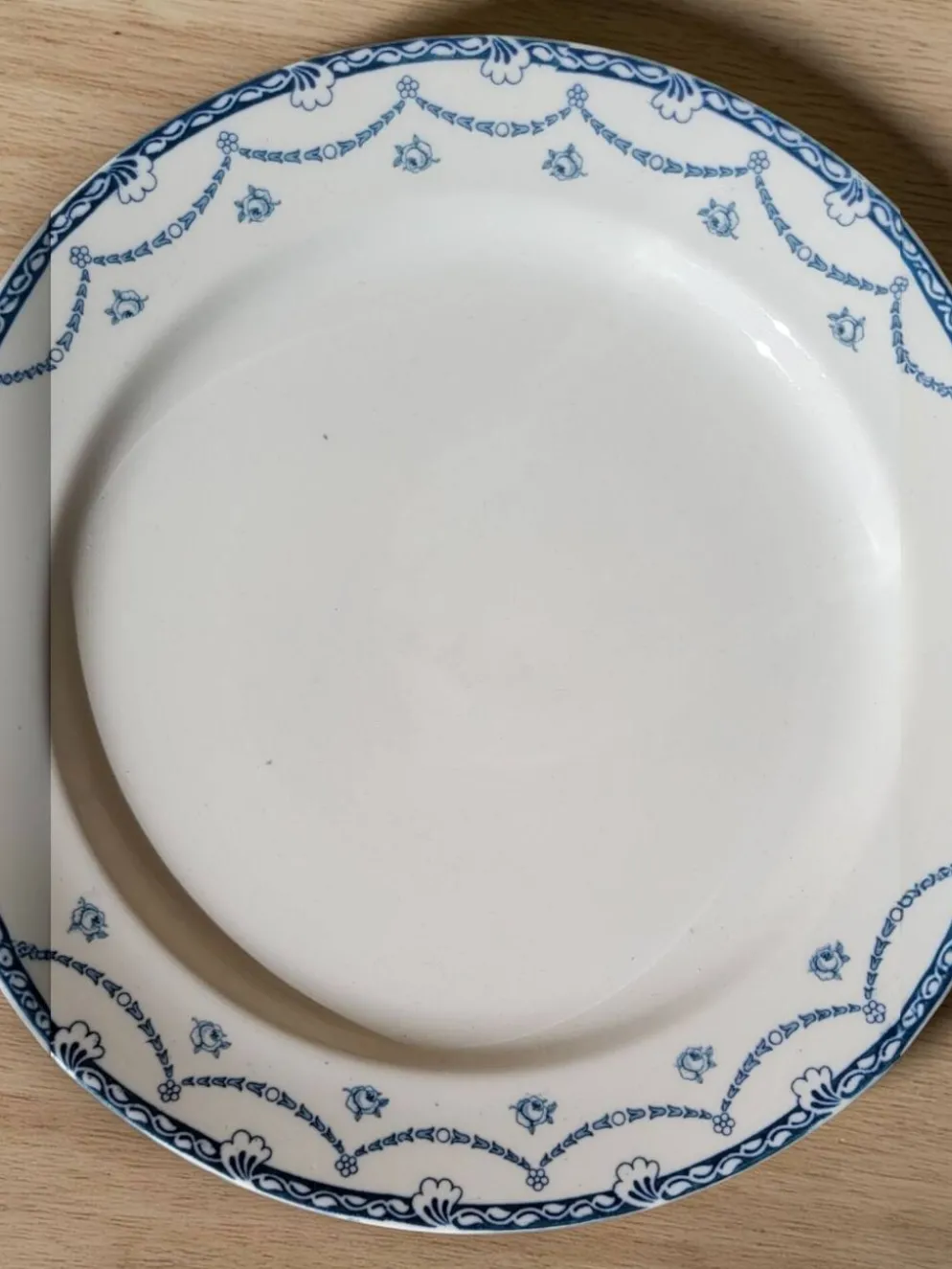 Plat rond semi creux en faïence anglaise "Cheltenham" — F. Winkle & Co