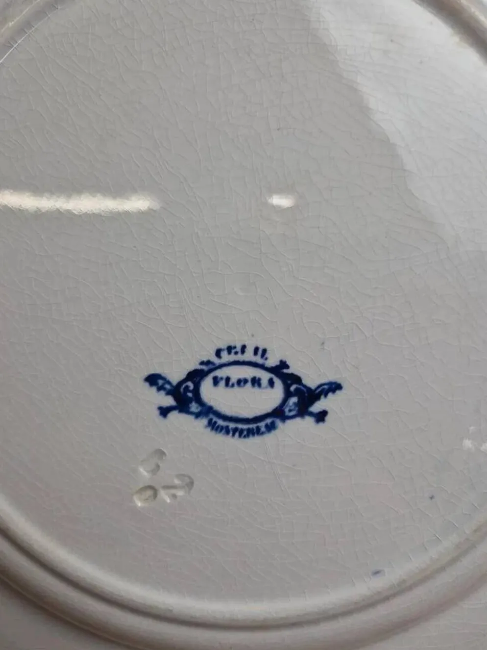 Plat rond Terre de Fer Creil et Montereau Flora – bleu ancien – 29 cm