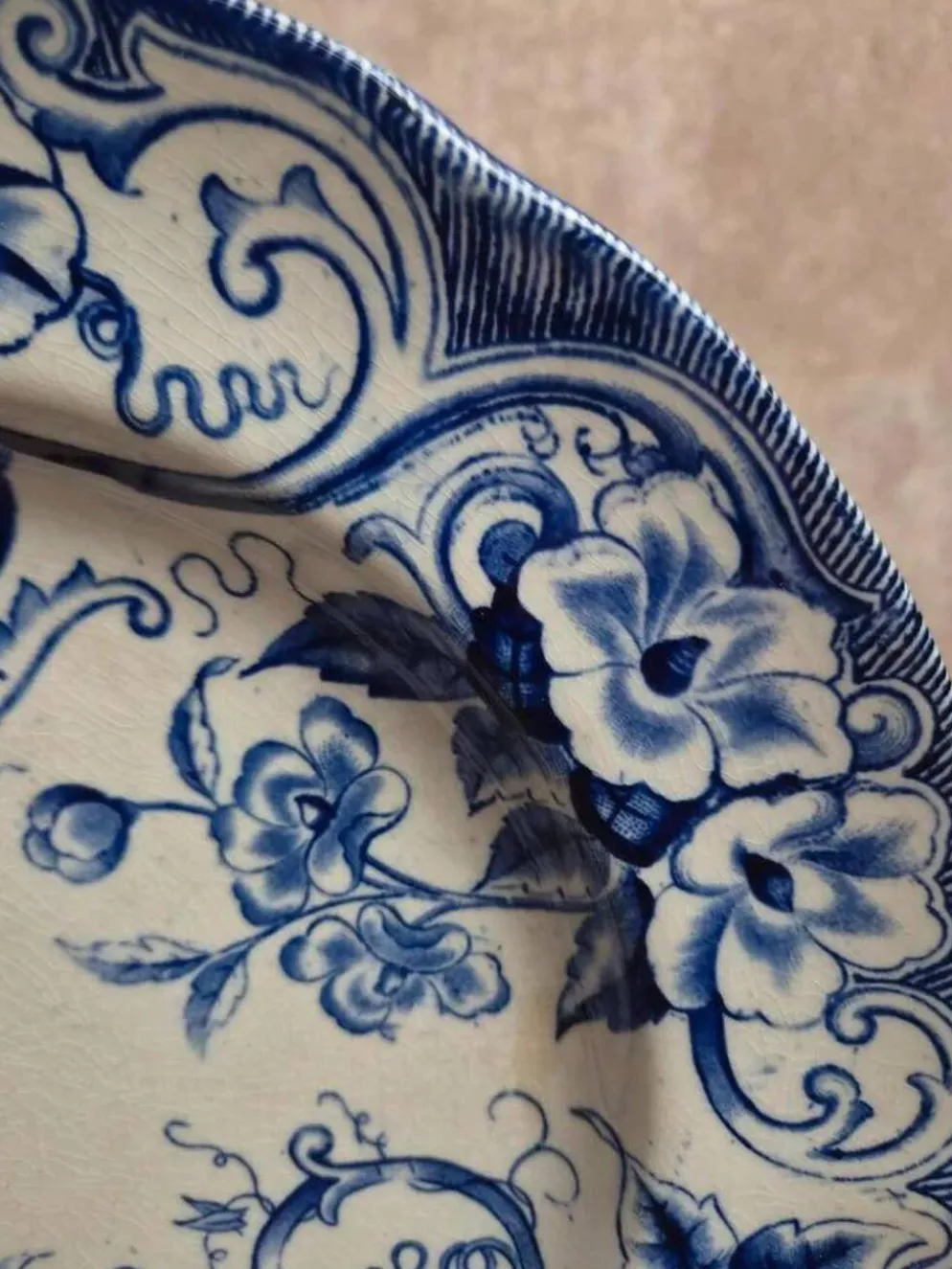 Plat rond Terre de Fer Creil et Montereau Flora – bleu ancien – 29 cm