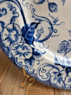 Plat rond Terre de Fer Creil et Montereau Flora – bleu ancien – 29 cm