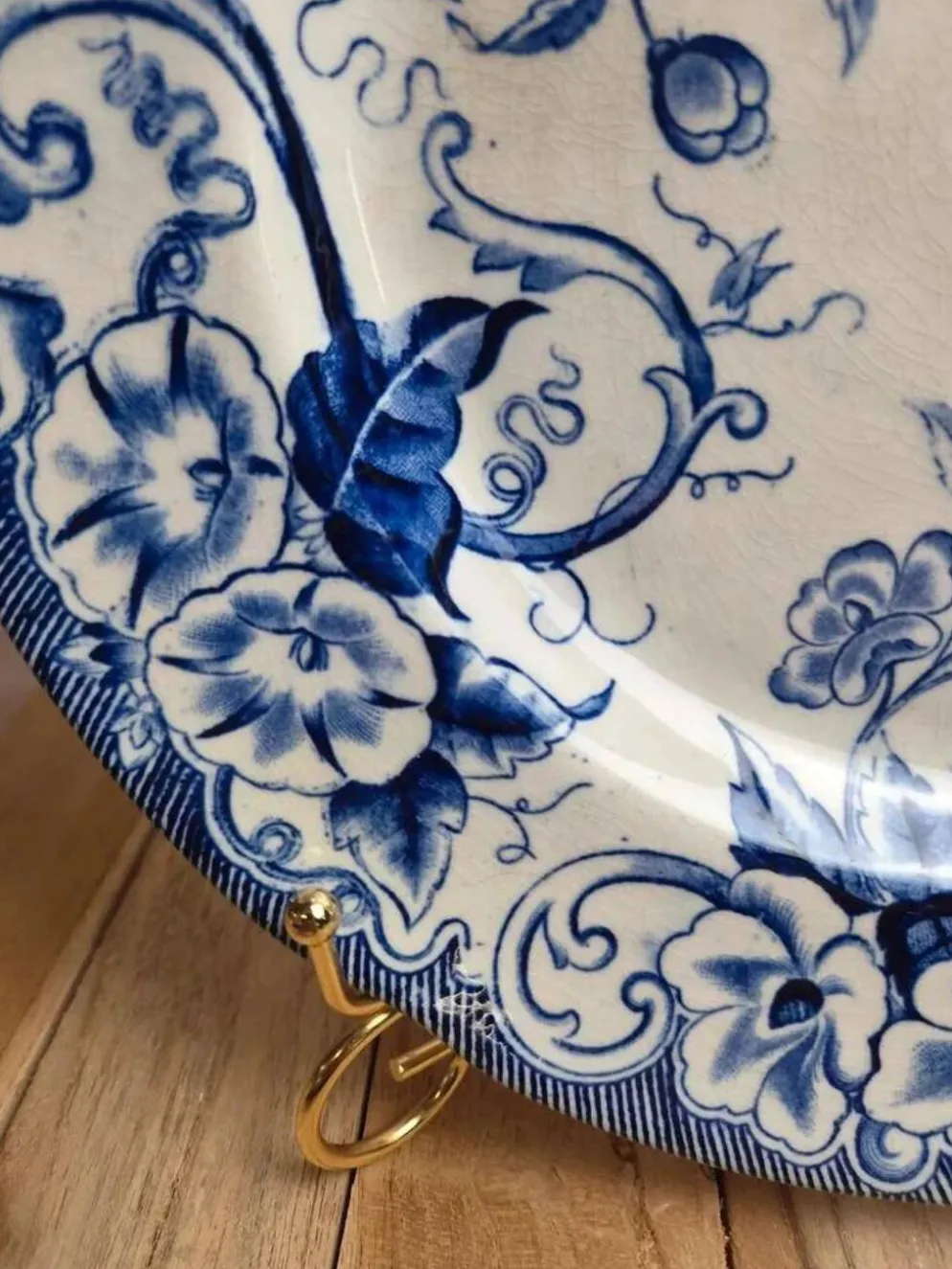 Plat rond Terre de Fer Creil et Montereau Flora – bleu ancien – 29 cm