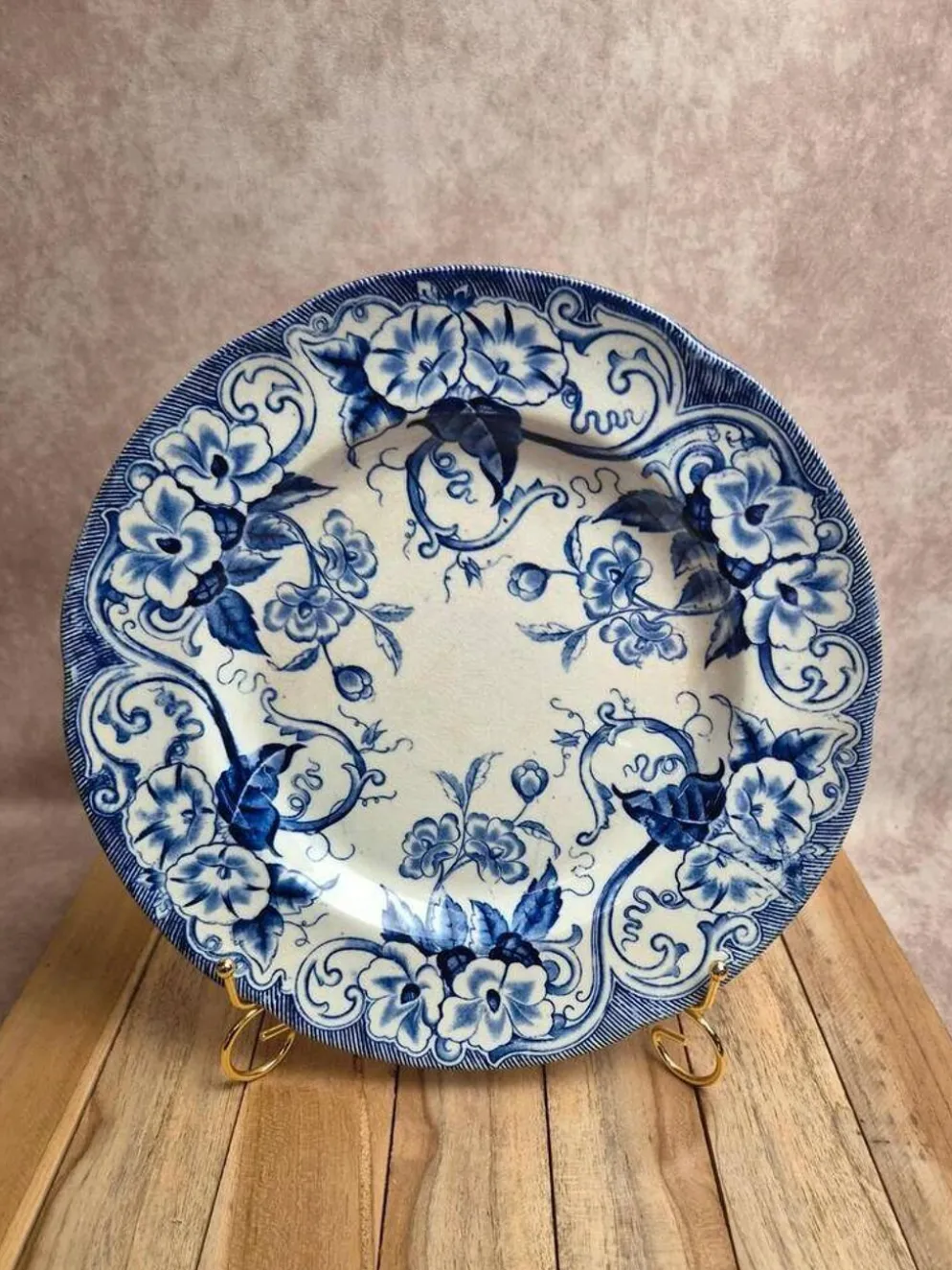 Plat rond Terre de Fer Creil et Montereau Flora – bleu ancien – 29 cm