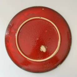 Plat rouge décor vert