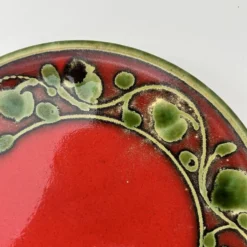 Plat rouge décor vert