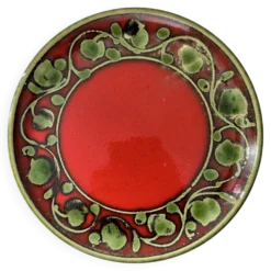 Plat rouge décor vert