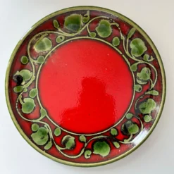 Plat rouge décor vert