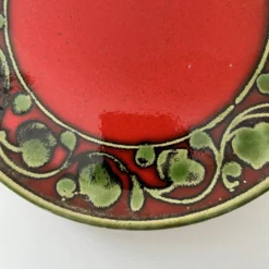 Plat rouge décor vert
