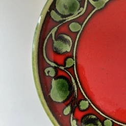 Plat rouge décor vert