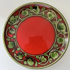 Plat rouge décor vert