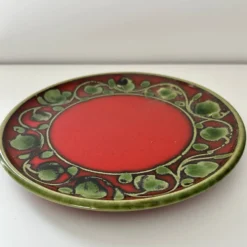 Plat rouge décor vert