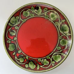 Plat rouge décor vert