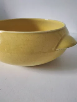 Plat Salins Miramar jaune citron – faïence texturée, années 50–60