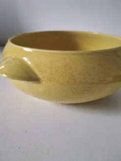 Plat Salins Miramar jaune citron – faïence texturée, années 50–60