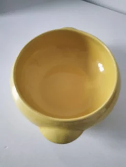 Plat Salins Miramar jaune citron – faïence texturée, années 50–60