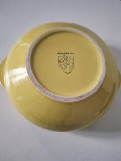 Plat Salins Miramar jaune citron – faïence texturée, années 50–60