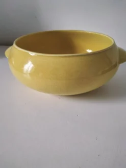 Plat Salins Miramar jaune citron – faïence texturée, années 50–60