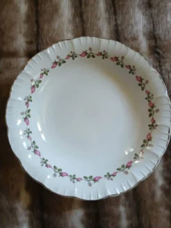 3 plats anciens en porcelaine