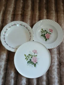 3 plats anciens en porcelaine
