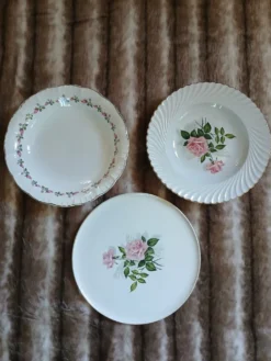 3 plats anciens en porcelaine