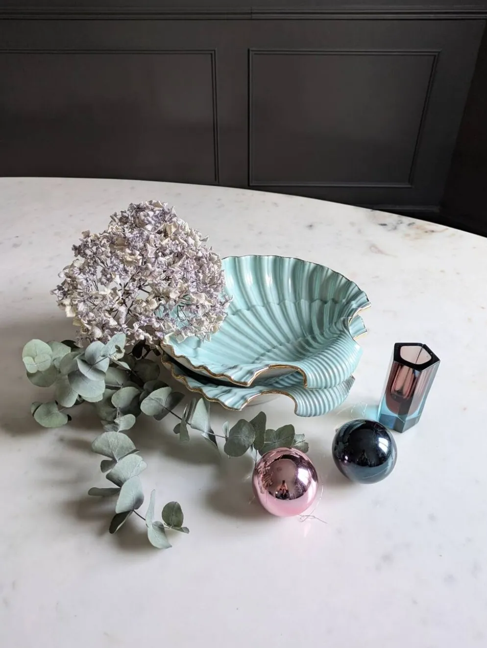 Plats coquillages en porcelaine.