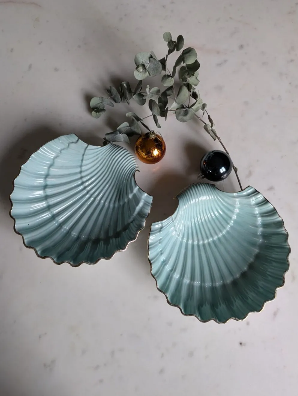 Plats coquillages en porcelaine.