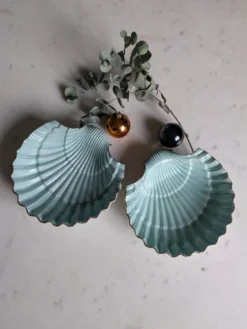 Plats coquillages en porcelaine.