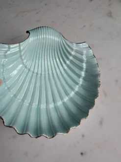 Plats coquillages en porcelaine.