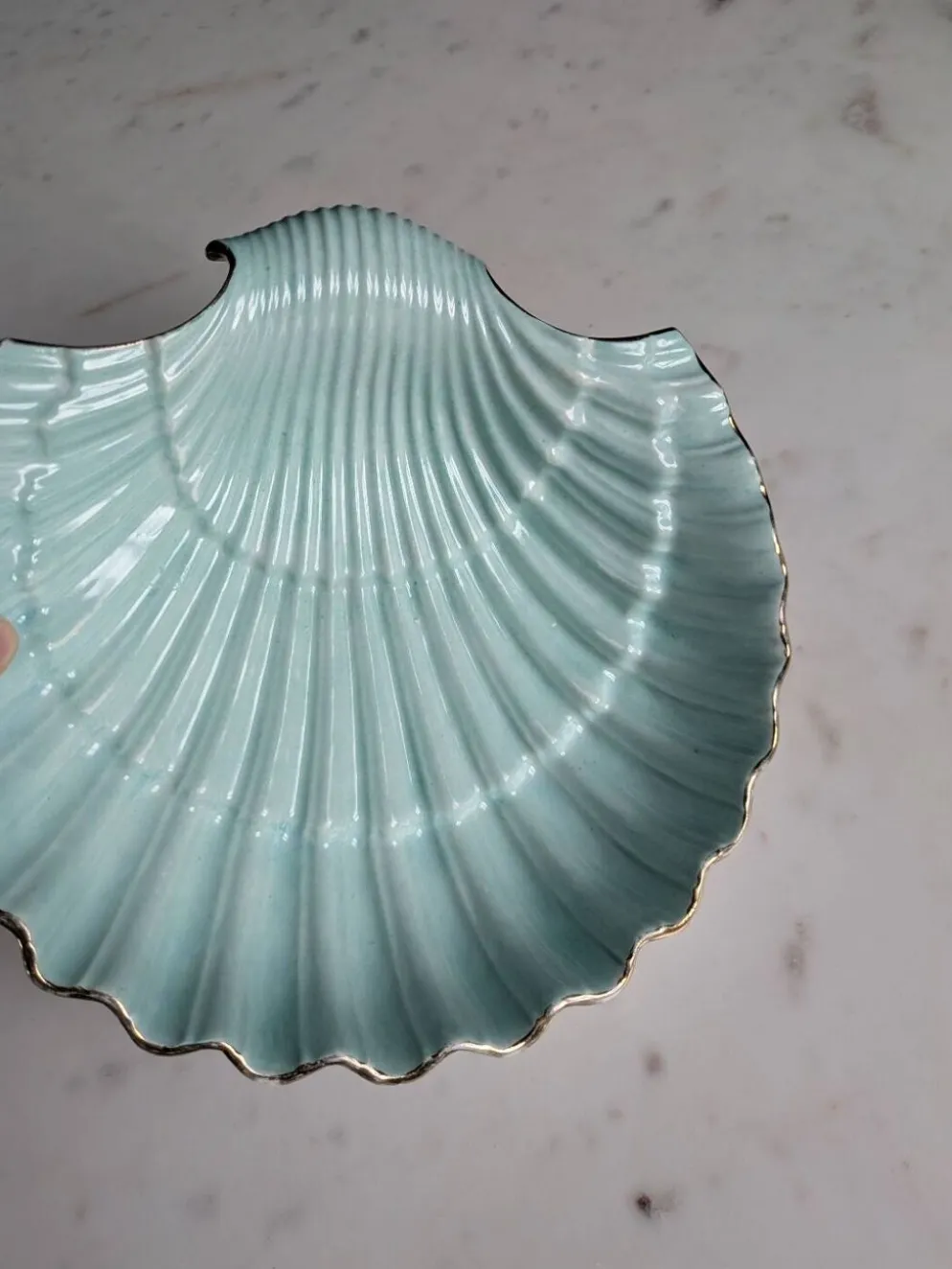 Plats coquillages en porcelaine.