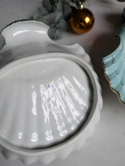 Plats coquillages en porcelaine.